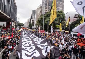 Manifestantes participam da 18ª Marcha da Consciência Negra em SP; o grupo protesta contra o Governo Bolsonaro, em defesa da igualdade racial, da vida e da democracia