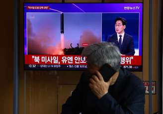 TV sul-coreana exibe noticiário sobre novo teste de míssil balístico da Coreia do Norte