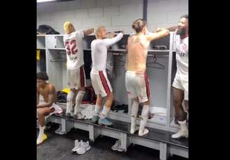 Jogadores do Flamengo fazem a festa no vestiário da Arena da Baixada (Foto: Reprodução/FlaTV)