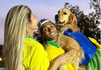 Raphinha ao lado da esposa, Natália, e do cachorro de estimação