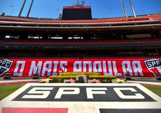 Faixa da torcida do São Paulo exalta a fase de público recorde no Morumbi