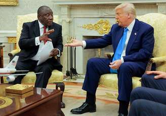 O presidente da África do Sul, Cyril Ramaphosa, e o presidente dos EUA, Donald Trump, trocam palavras durante um encontro no Salão Oval da Casa Branca, em 21 de maio de 2025, em Washington, D.C.