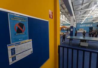 Cartazes alertando da proibição do uso de celular na Escola Vereda, em São Bernardo do Campo na região metropolitana de São Paulo.