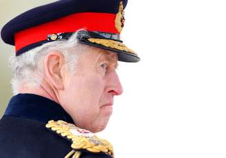 Rei Charles III está "furioso" com possível cancelamento de tradição polêmica da família real