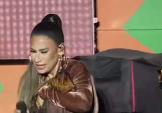 Simone recebeu uma galinha de presente durante show