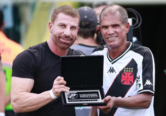 Geovani foi homenageado por Pedrinho, presidente do Vasco