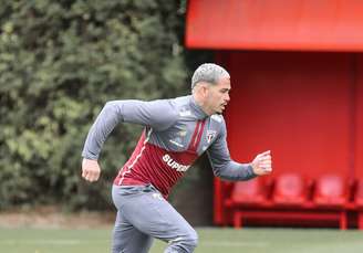 Luciano, reserva contra o Vitória, foi um dos que foi a campo neste domingo durante treino no São Paulo