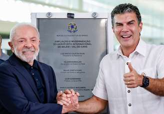 O presidente Lula (PT) ao lado do governador do Estado do Pará, Helder Barbalho (MDB-PA), em foto oficial da inauguração de reforma no Aeroporto Internacional de Belém.