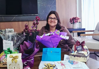 A diretora Glenda foi surpreendida com homenagem dos alunos do 9º ano da escola