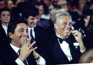 Estilistas italianos Valentino e Giorgio Armani participam de evento em foto de 1984