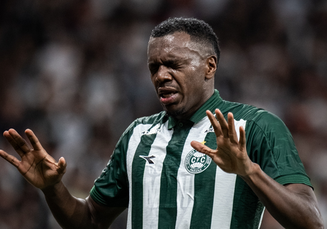 Jacy deixou o gramado da Neo Química Arena em uma ambulância após levar bolada no rosto