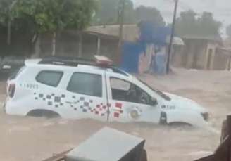 Viatura foi arrastada por enxurrada em Martinópolis.