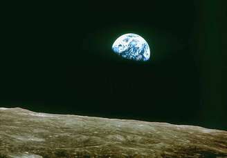 ESTADAO 150 ANOS SUSTENTABILIDADE SCI APOLLO EARTHRISE 124 de dezembro -¬?Hv° 45 anos, os tripulantes da missv£o Apollo 8 fizeram a primeira viagem humana v? Lua. Ao¬?abandonar a v=rbita da Terra, o¬?astronauta William Anders registrou uma imagem que ficaria marcada na histv=ria: 'Nascer da Terra', feita em em 24 de dezembro de 1968, que mostra o planeta surgindo parcialmente na sombra, como um nascer do Sol. A viagem, que fazia parte do Projeto Apollo, teve duravßv£o de seis dias e nv£o levou o homem a pisar na Lua, mas a atingir a v=rbita do satv©lite natural