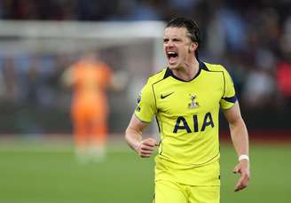 Conor Gallagher (Tottenham) celebrando gol de sua equipe contra o Aston Villa, no dia 03.05.2026. 