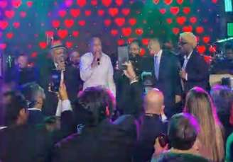MInistro Nunes Marques no palco cantando com sambistas