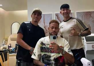 Neymar entre seus cabelereiros Nariko e Wagner Tenório –