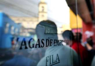 Taxa de desocupação no Brasil ficou em 5,8% no trimestre encerrado em abril, segundo o IBGE