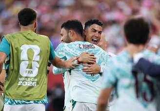 Gonçalo Ramos e Cristiano Ronaldo comemoram gol da classificação de Portugal