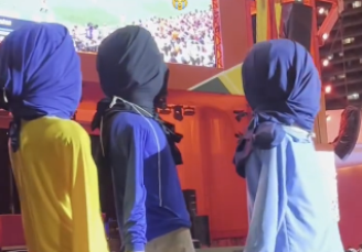 Bonecos gigantes dos jogadores da Seleção deixando a festa com as cabeças cobertas