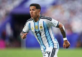 Enzo Fernández em partida da Argentina contra a Argélia, pela primeira rodada da Copa do Mundo 