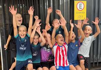 Amigos cortam o cabelo para homenagear jovem que passa por tratamento de câncer