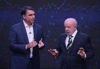 Flávio Bolsonaro (PL) e Luiz Inácio Lula da Silva (PT) durante o primeiro debate entre os candidatos à Presidência no segundo turno