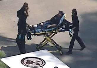 Imagens aéreas exibidas pela televisão local mostram um ferido sendo levado para uma ambulância 