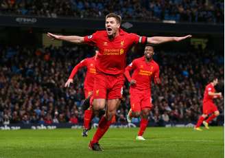 Gerrard fez um golaço para o Liverpool no empate com o Manchester City