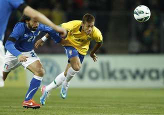 Jogador italiano Andrea Pirlo em disputa com o brasileiro Neymar no amistoso internacional em Genebra. O jogo terminou empatado em 2 a 2. 21/03/2013.