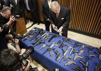 O prefeito de Nova York, Michael Bloomberg, e uma equipe da polícia convocaram a imprensa nesta segunda-feira para anunciar a maior apreensão de armas da história da cidade
