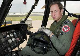 William dentro de um helicóptero da Real Força Aérea britânica em imagem de junho de 2012