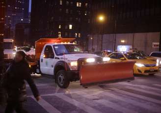 Veículo se prepara para a chegada da neve em Nova York
