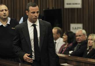 Observado por June Steenkamp (à dir.), mãe de Reeva, Oscar Pistorius chega ao tribunal de Pretória para o início do julgamento pela morte da namorada