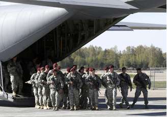 <p>Soldados americanos desembarcam no aeroporto de Riga, na Letônia, em 24 de abril</p>