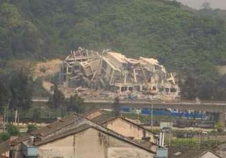 <p>Foto mostra a demolição da Igreja cristã de Sanjiang, na China</p>