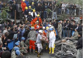 <p>Equipes de resgate carregam um mineiro para uma ambulância. Ele sofreu ferimentos depois da explosão da mina, em Soma, um distrito na província ocidental da Turquia de Manisa, em 14 de maio</p>