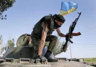 <p>Soldados ucranianos ficam em posição, durante batalha com separatistas pró-russos nos arredores de Slavyansk, na Ucrânia, nesta quinta-feira, 5 de junho</p>