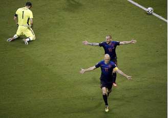 Jogadores holandeses Arjen Robben e Wesley Sneijder celebram gol enquanto goleiro espanhol Iker Casillas lamenta, em partida na Arena Fonte Nova, em Salvador. 13/6/2014