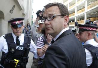 <p>Andy Coulson, um ex-assessor do primeiro-britânico David Cameron, chega, em 4 de julho, ao Old Bailey, em Londres, antes de sua condenação no julgamento do caso de escutas ilegais do tabloide News of The World</p>