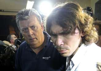 Ray Whelan (esquerda), executivo da Match Services, chega a delegacia após ser preso no Rio de Janeiro. 7/7/2014