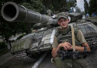 <p>Um soldado ucraniano fica de guarda na cidade ucraniana oriental de Seversk, na região de Donetsk, em 12 de julho</p>