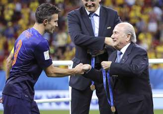 Capitão holandês recebeu medalha de Joseph Blatter (foto), mas entregou prêmio a torcedor ao deixar o gramado