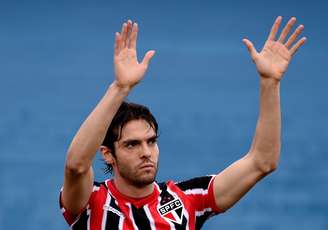<p>Kaká acena para a torcida antes de disputar a sua primeira partida pelo São Paulo depois de 11 anos; Goiás venceu no Serra Dourada por 2 a 1</p>