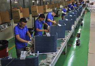 <p>Trabalhadores em linha de produção de fábrica de Manaus</p>