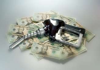 Los precios del petróleo afectan directamente a la valoración del dólar porque Estados Unidos es el mayor importador mundial de petróleo.