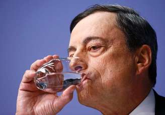 <p>O presidente do BCE, Mario Draghi, deu fôlego à economia mundial com a confirmação da compra de 60 bilhões de euros por mês de março de 2015 até o fim de setembro de 2016</p>