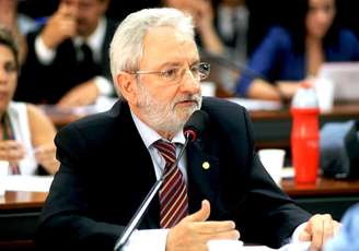 <p>Ivan Valente disse que o Psol pode recorrer ao STF para afastar membros da CPI</p>