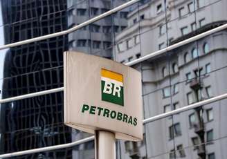 Logo da Petrobras visto em frente prédio da companhia em São Paulo.   23/04/2015