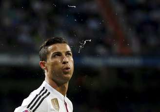 Ronaldo só fez bonito com a bola no pé, ajudando o Real a seguir na luta pelo título