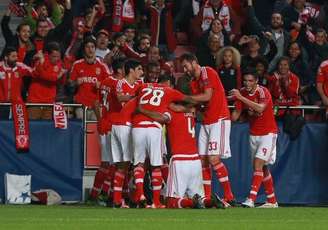 Luisão comemora gol do Benfica na Liga dos Campeões